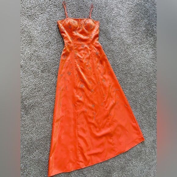 Vintage Style Delicate Hand Beaded Floral Pattern Sleeveless Gown - Picture 14 of 16